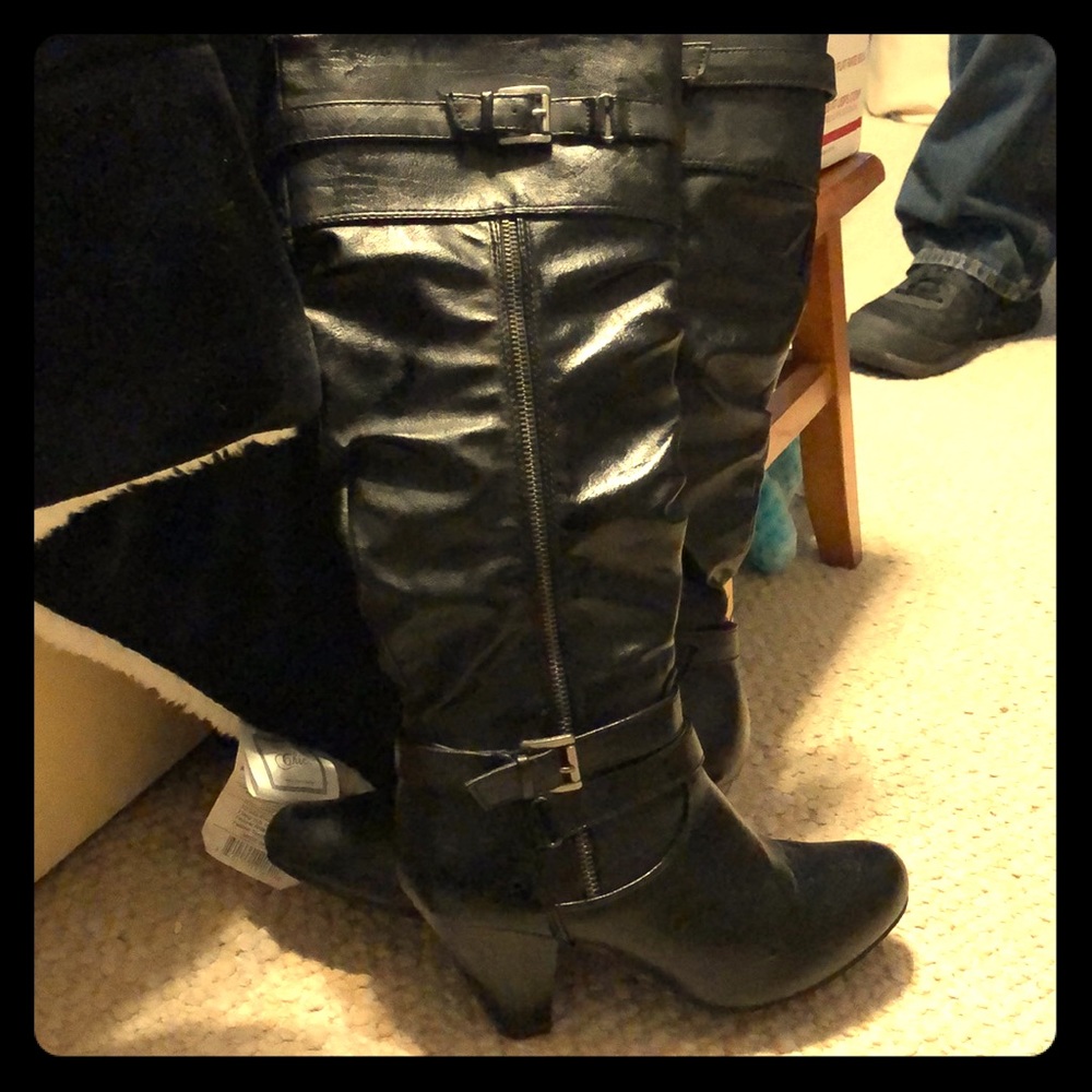 Black boots with heel and buckled
